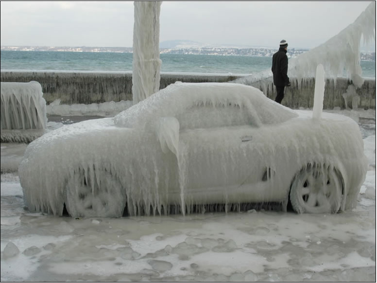 スイスヴェルソワのレマン湖沿いで凍った自動車