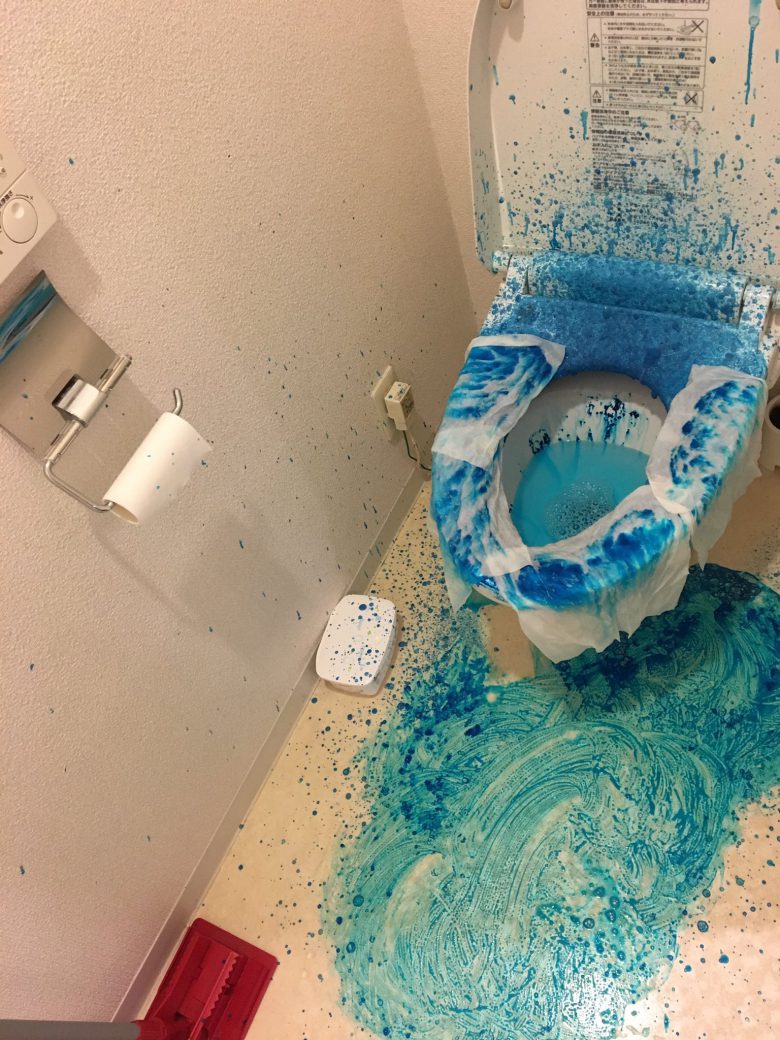 トイレで「ブルーレットドボン」が大爆発してすごいことに（笑）
