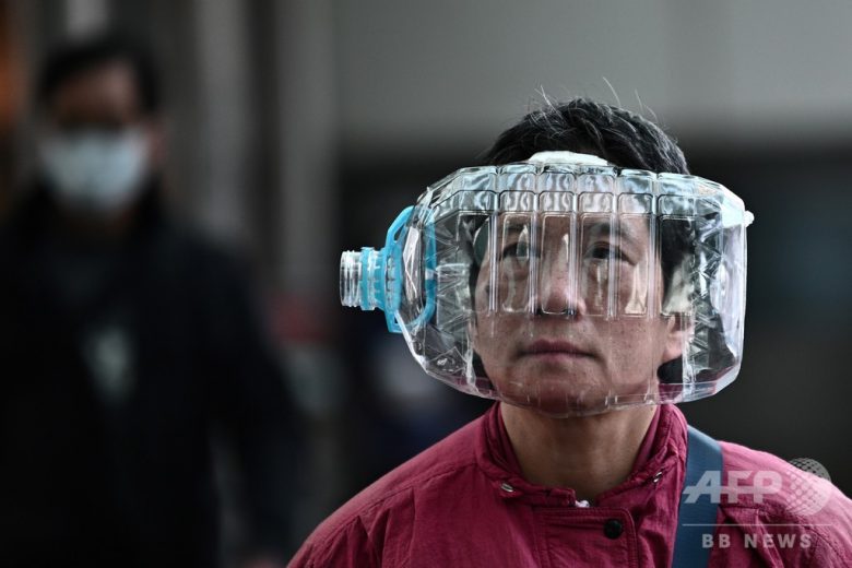 【コロナ感染予防マスクおもしろ画像】ペットボトル容器をマスク代わりにする香港の女性（笑）
