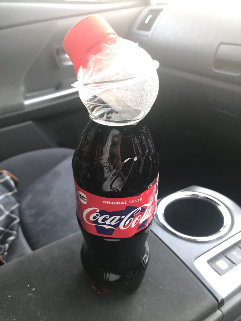 【猛暑の自動車内のコーラおもしろ画像】夏に自動車内にコカ・コーラを放置したらとんでもないことに（笑）