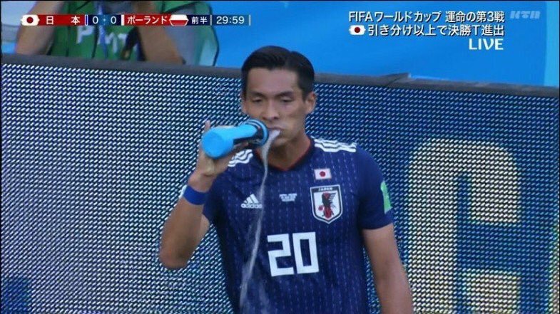 サッカーワールドカップ槙野選手の水の飲み方がマーライオン 笑