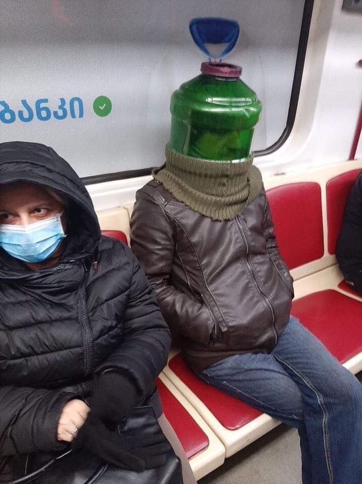 【コロナ感染予防マスクおもしろ画像】海外の地下鉄で見かけたおもしろいマスクの乗客（笑）