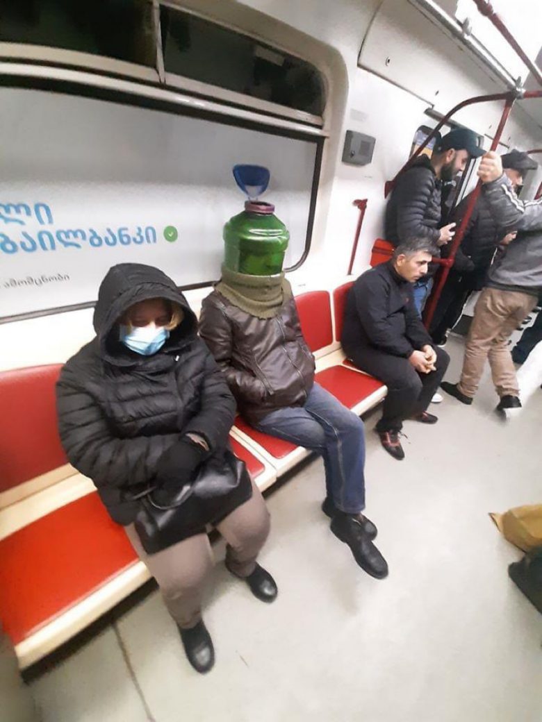 【コロナ感染予防マスクおもしろ画像】海外の地下鉄で見かけたおもしろいマスクの乗客（笑）