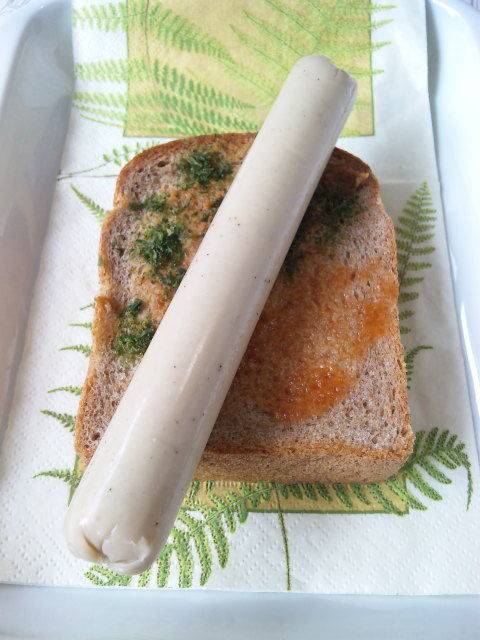 【食べ物おもしろ画像】パンにソーセージを丸ごと置いただけの園山真希絵さんの料理（笑）
