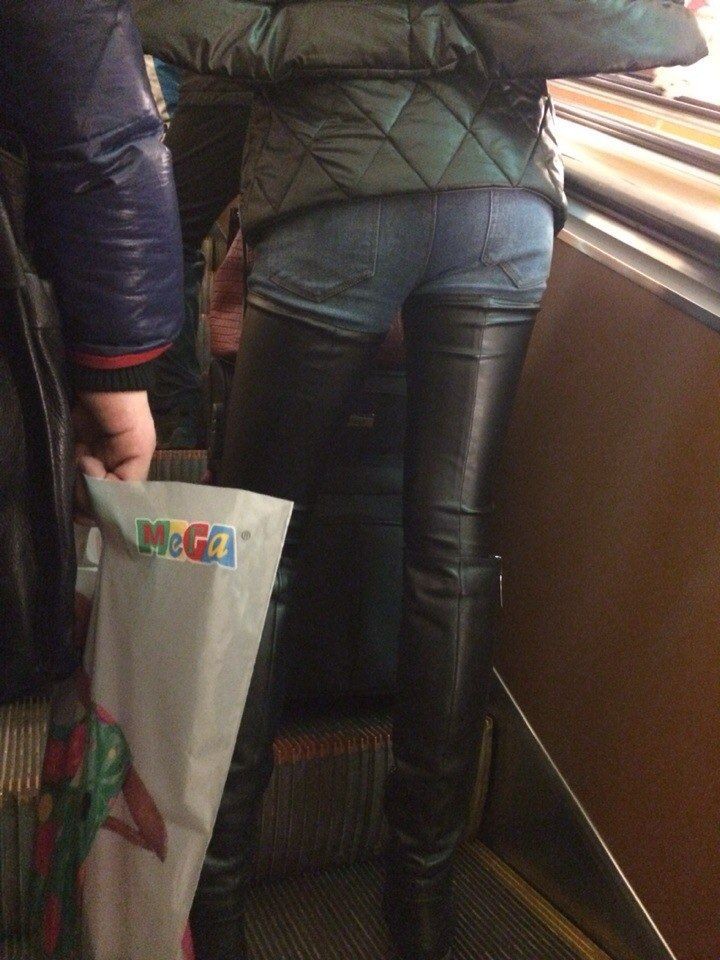 【ロングブーツおもしろ画像】ロシア地下鉄で見かけた超ロングブーツファッション（笑）