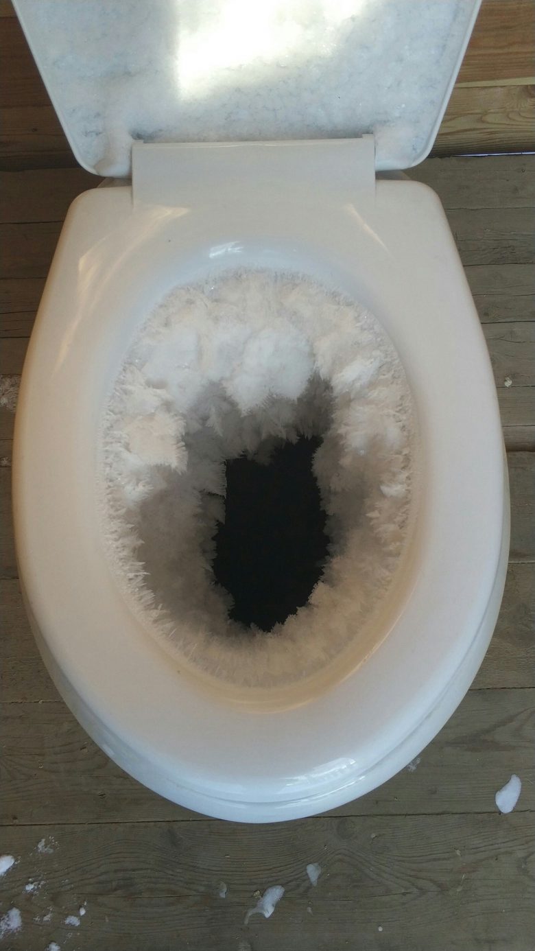 【大寒波とトイレおもしろ画像】アメリカの大寒波で霜だらけになったトイレ（笑）