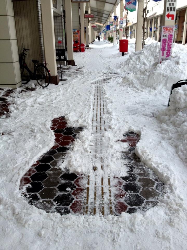 【雪アートおもしろ画像】雪で作った巨大ベースのクオリティがすごい（笑）
