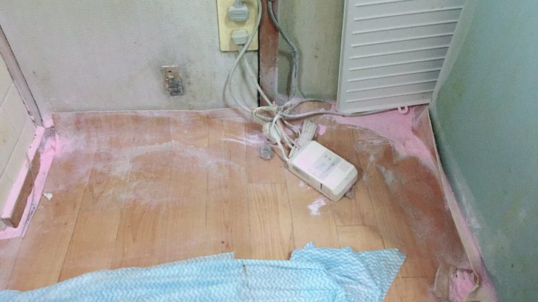 【猫おもしろ画像】消化器噴射で家の中を粉だらけにして、かわいくとぼける猫（笑）