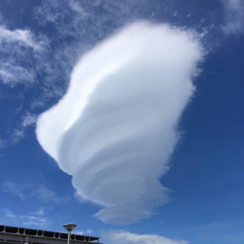 静岡のサービスエリアで撮影された竜の巣みたいな雲（笑）