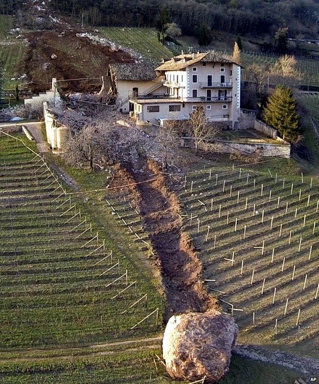 【自然災害画像】イタリアで起きた、地滑りで家を破壊していく巨大岩！