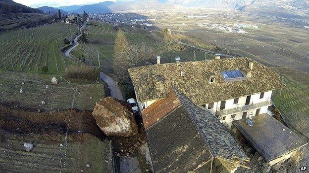 【自然災害画像】イタリアで起きた、地滑りで家を破壊していく巨大岩！
