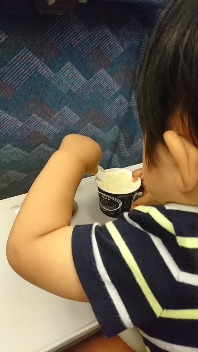 新幹線内で2歳児を静かにさせる「スゴイカタイアイス」（笑）