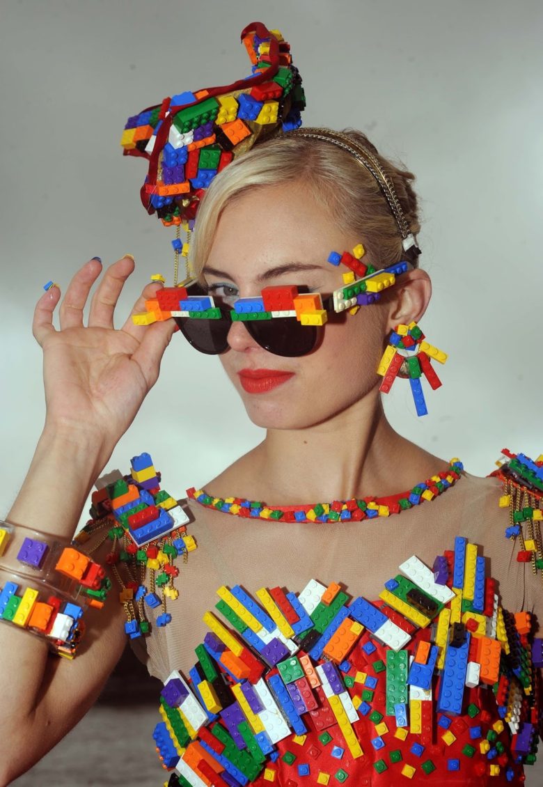 【レゴドレスおもしろ画像】約5,000個のレゴブロックで飾られたドレスがすごい（笑）