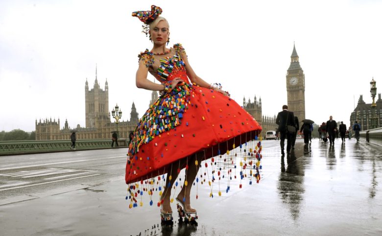 【レゴドレスおもしろ画像】約5,000個のレゴブロックで飾られたドレスがすごい（笑）