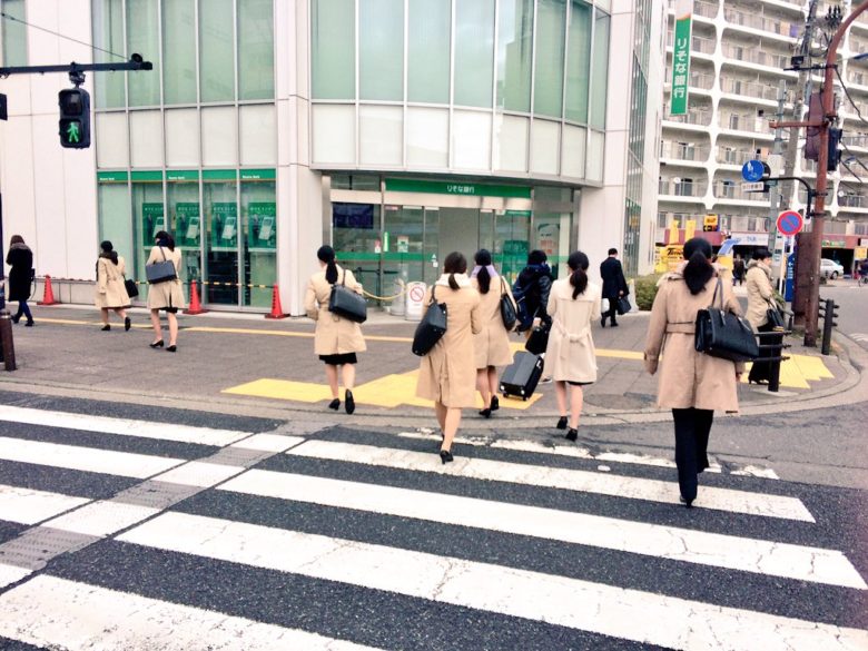 【量産型女子おもしろ画像】ベージュのトレンチコートを着て歩く女性たち！