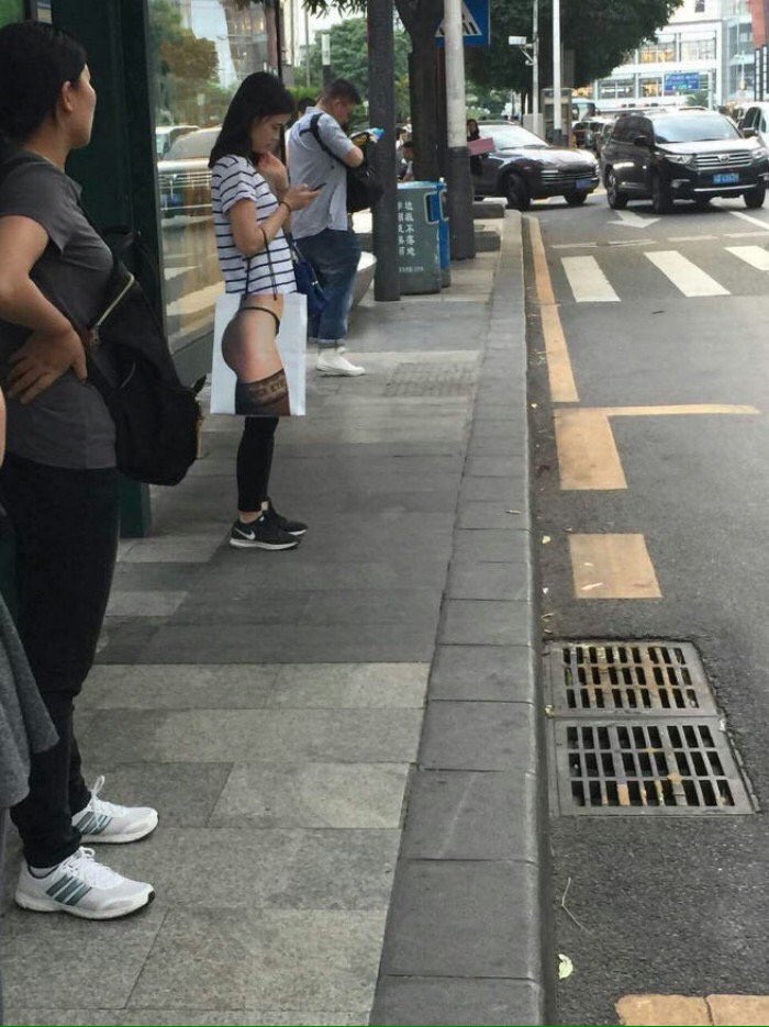 【一致おもしろ画像】中国のバス停にいた紙袋と一致している女性（笑）