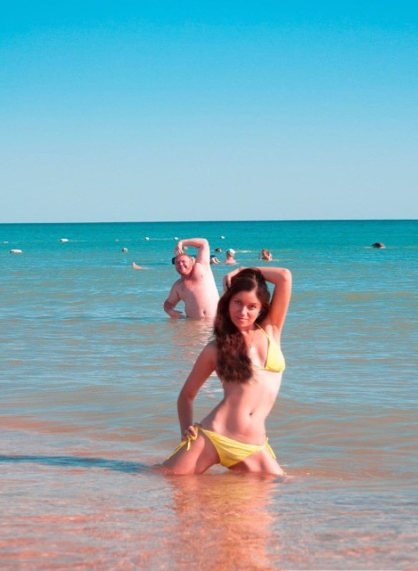 【海おもしろ画像】海で撮影する女性の後ろで真似をする男性（笑）