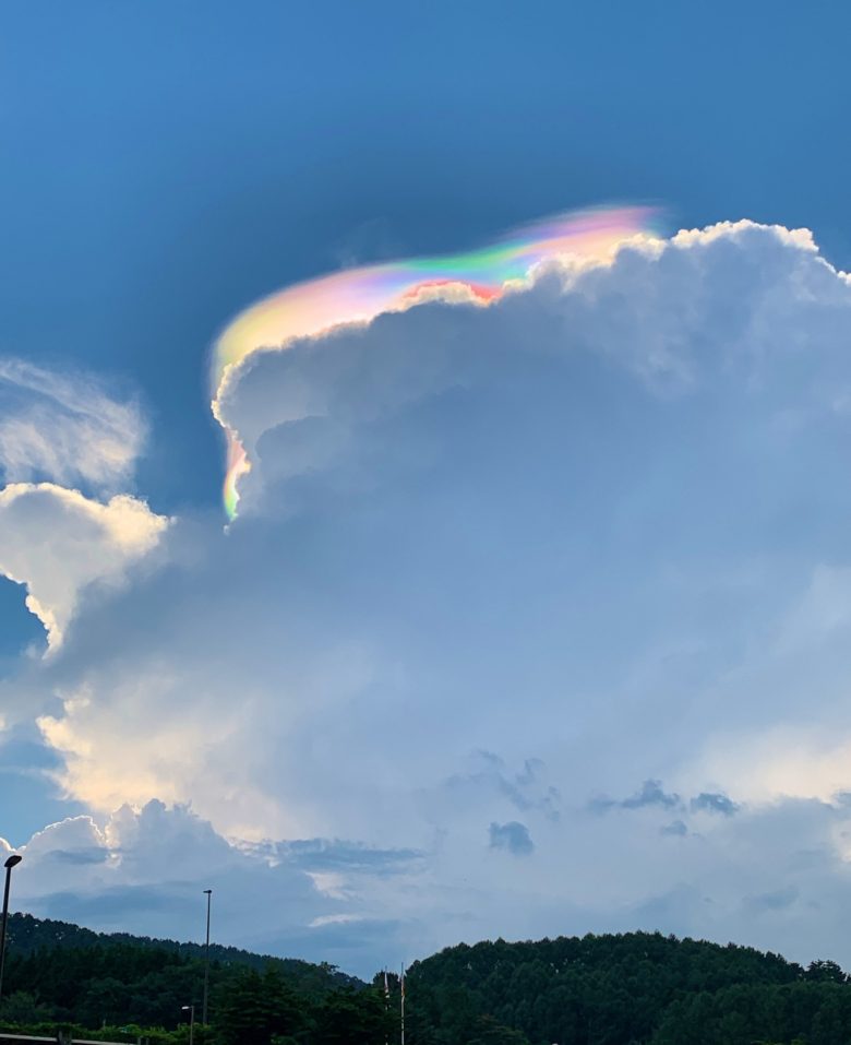 長野で目撃された虹色のベールのような雲！