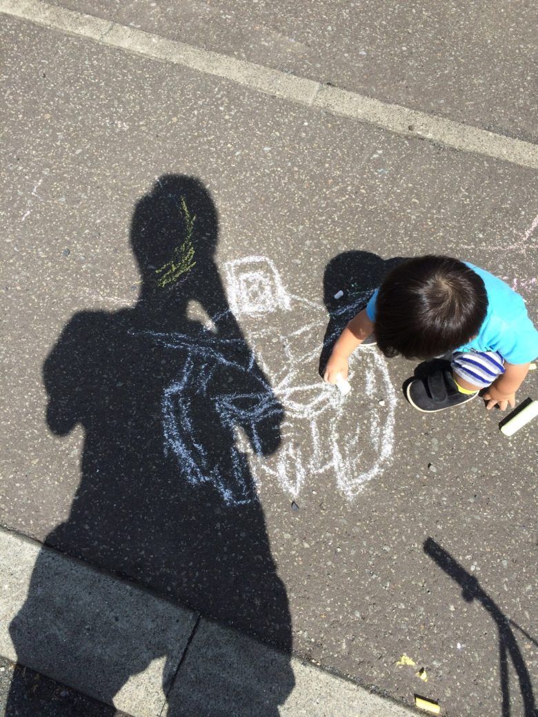 【子どもおもしろ画像】子どもが地面に描いたガンダムの絵がうますぎる（笑）