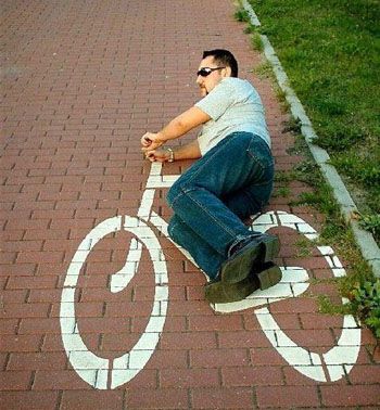 【自転車おもしろ画像】自転車駐車の標識で自転車に乗る人（笑）