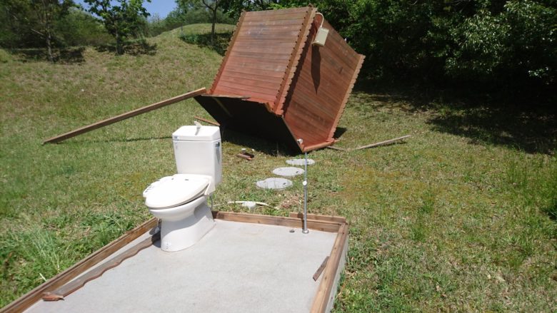【強風おもしろ画像】強風で小屋が吹き飛ばされたゴルフ場のトイレ！