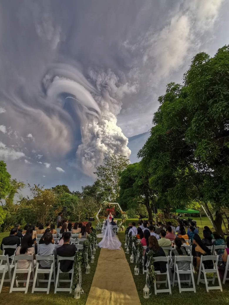 【結婚式おもしろ画像】火山が噴火している中、結婚式を挙げるカップル（笑）