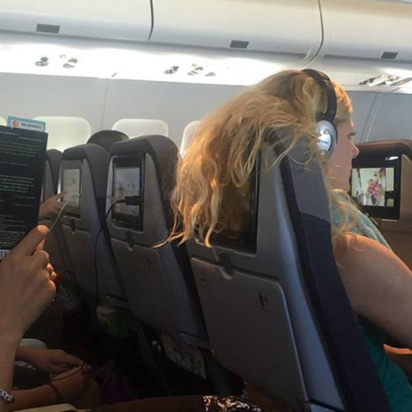 前座席の人のせいで見ることができない飛行機のモニター（笑）