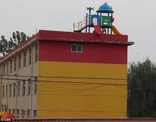 中国玩具メーカーの屋上に設置されている恐ろしい滑り台（笑）