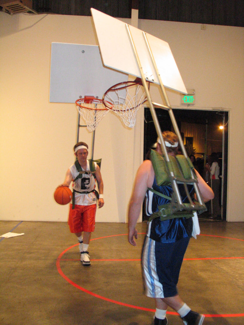 【バスケおもしろ画像】変わったバスケ「Basketball Backpacks」（笑）