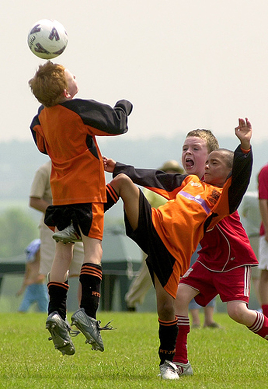 【サッカーおもしろ画像】少年サッカーで痛そうなところを蹴られた瞬間（笑）