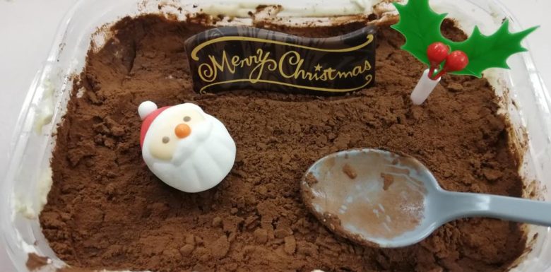 【サンタクロースおもしろ画像】土葬されたようなクリスマスケーキのサンタさん（笑）