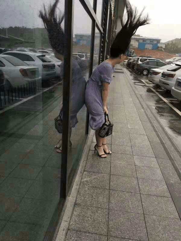 【台風おもしろ画像】台風で髪が逆立った女性（笑）