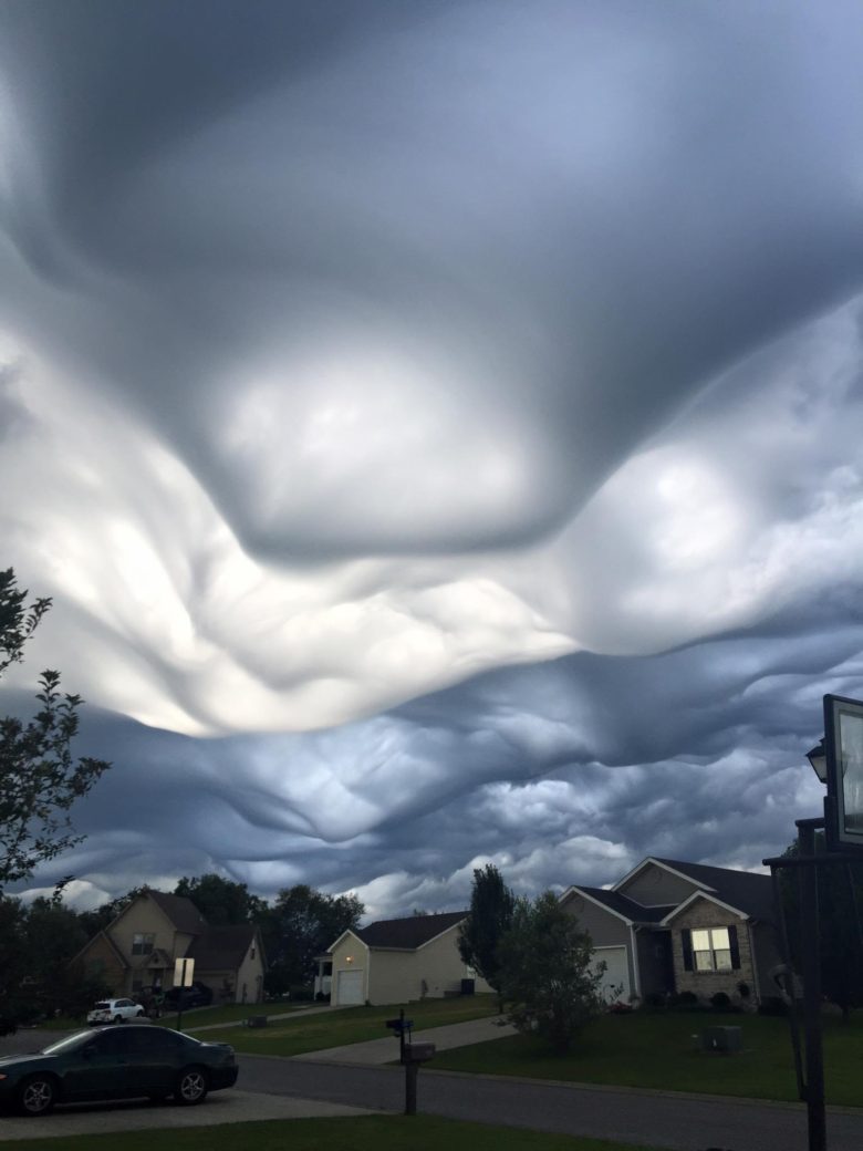 【アスペラトゥス波状雲】ケンタッキー州で発生した布のような雲（笑）