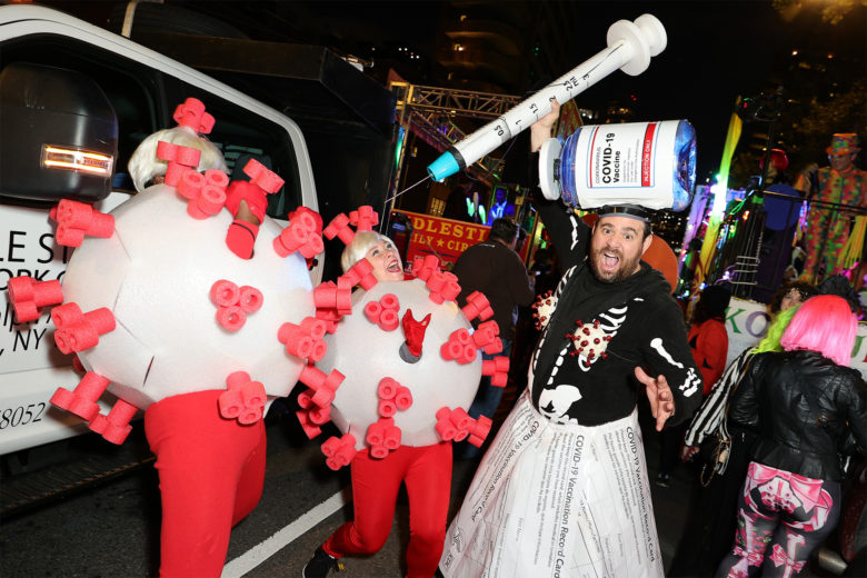 【海外おもしろハロウィン仮装】NYハロウィンパレードでコロナウイルスとワクチン仮装（笑）