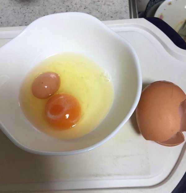 卵の中から卵が現れる「二重卵」（笑）