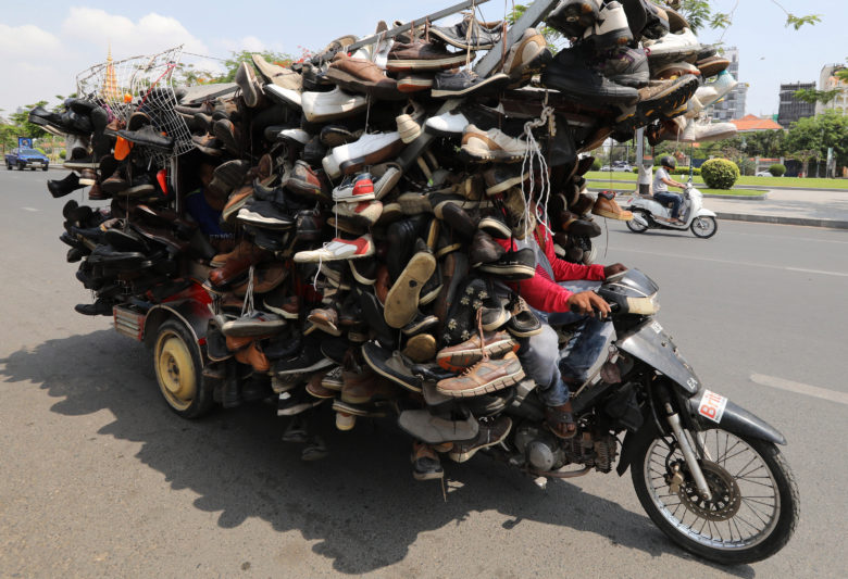 【バイクおもしろ画像】カンボジアでバイクに靴を取り付けて販売する人（笑）