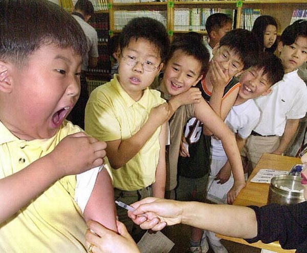 【子どもおもしろ画像】予防接種でいい表情をする子ども（笑）