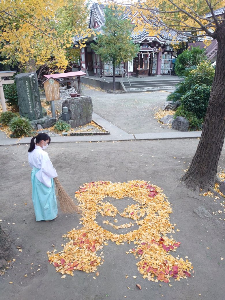 神社の境内で煉獄杏寿郎の落ち葉アート！