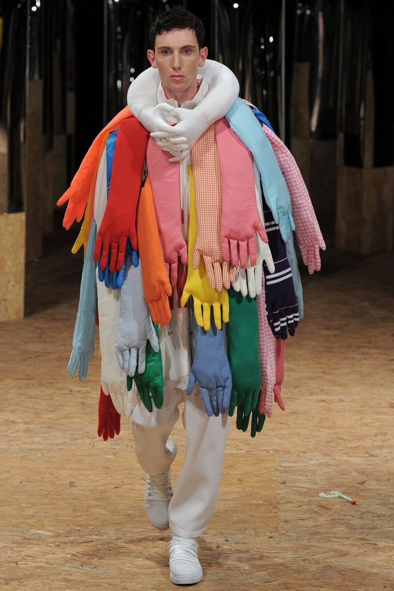【ファッションショーおもしろ画像】ファッションショーで披露された長手袋がたくさんのコート（笑）