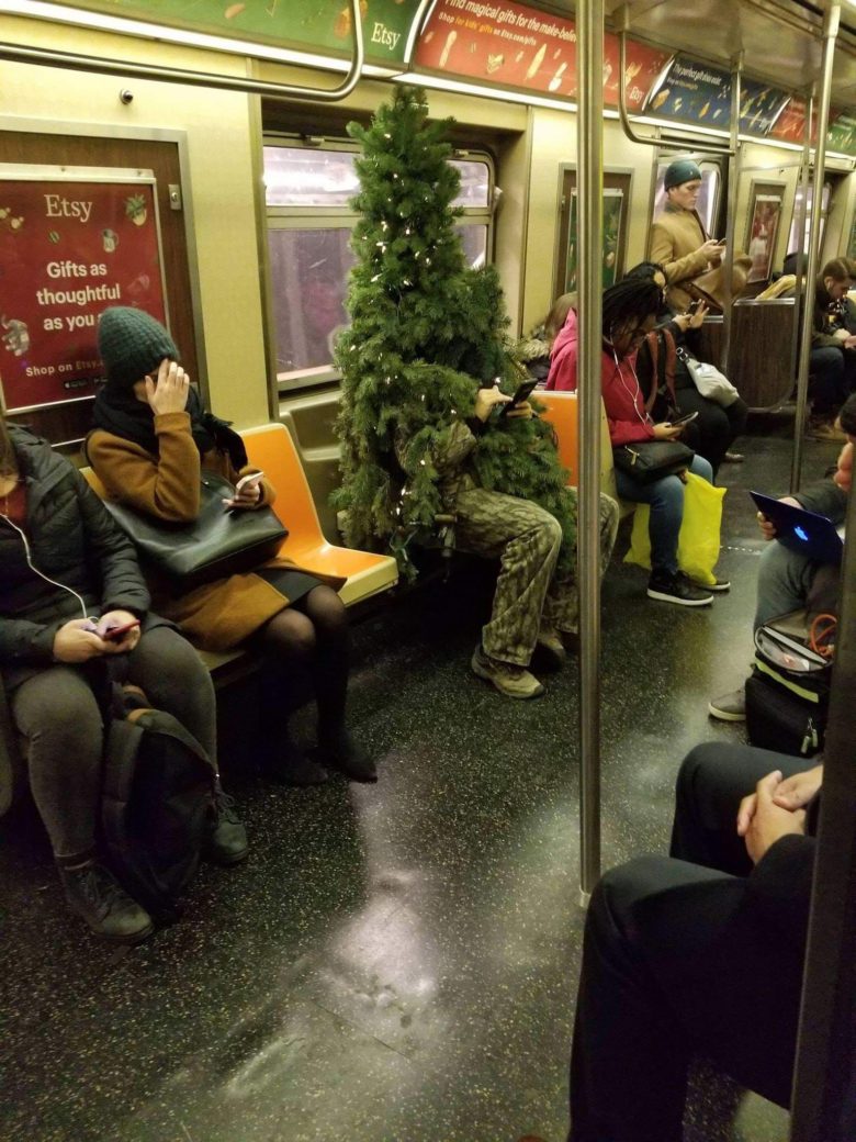 【クリスマスおもしろ画像】海外で電車に乗るクリスマスツリー（笑）
