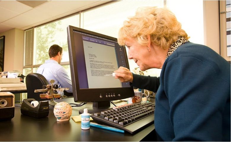 パソコンで文章作成のミスを修正液で直すおばあちゃん（笑）