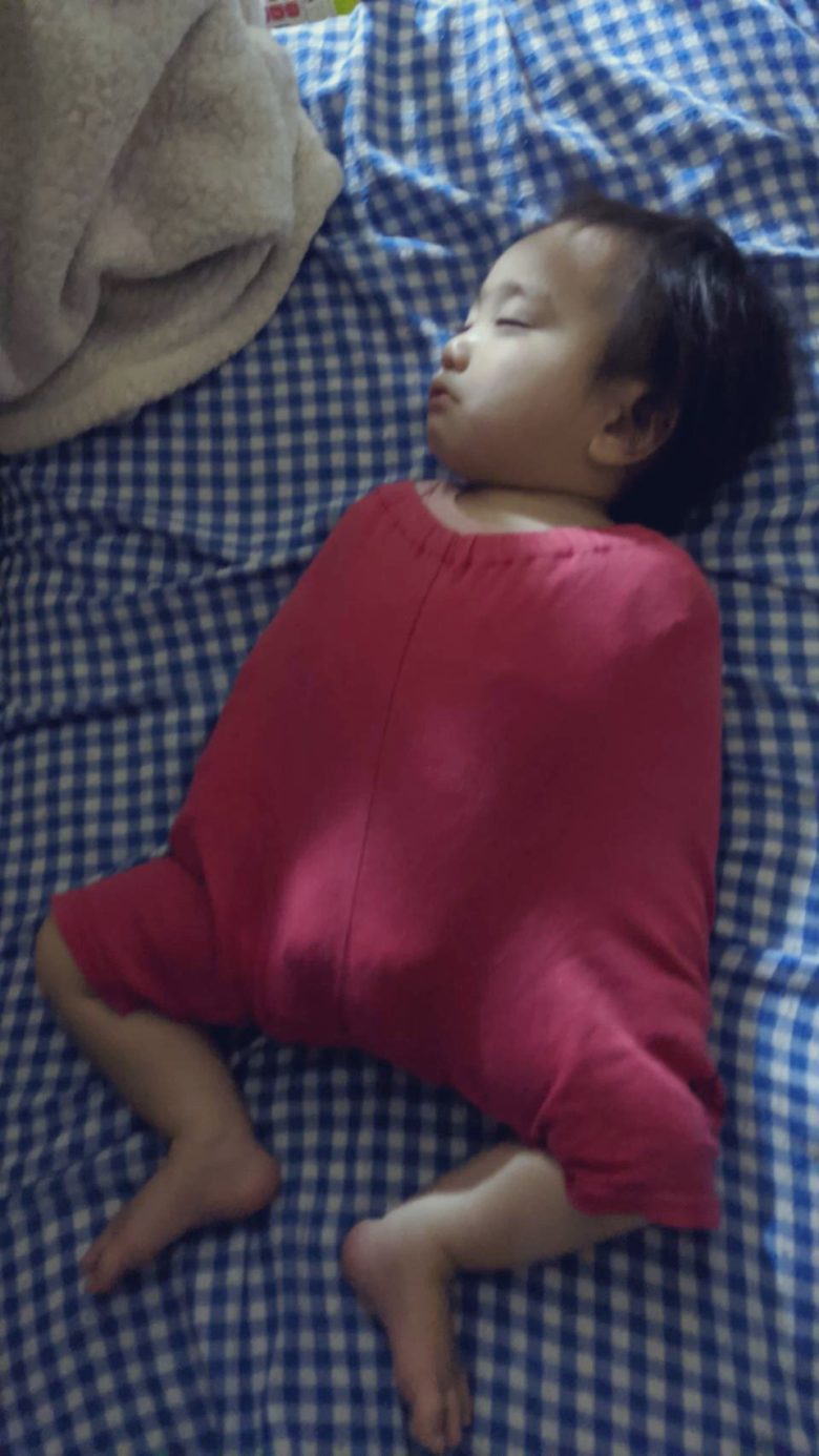 【子どもおもしろ画像】お姉ちゃんにズボンを履かせてもらって爆睡する弟（笑）