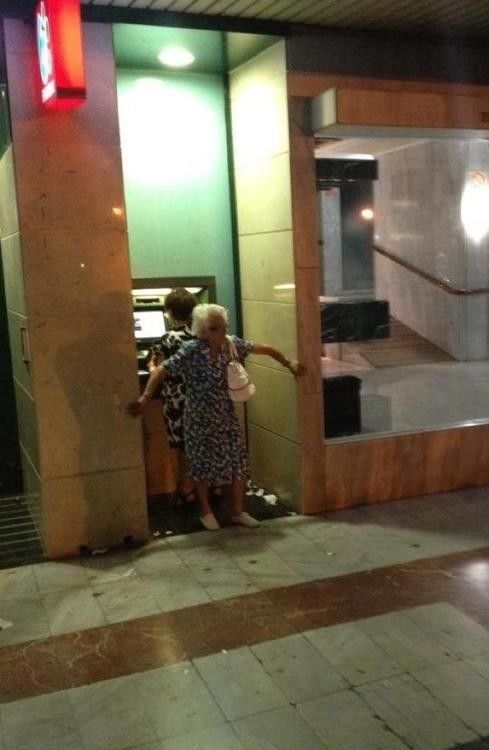 ATM操作中の人を守るおばあちゃん（笑）