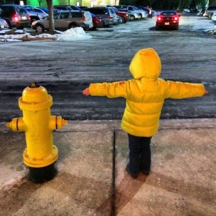 【子ども完全一致おもしろ画像】消火栓と一致する子ども（笑）