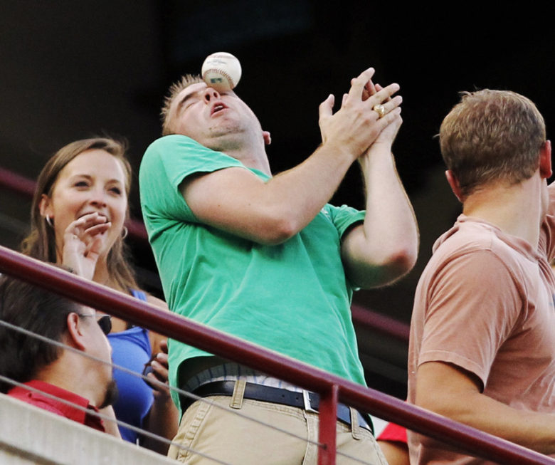 【野球おもしろ画像】野球観戦でボールを取り損ねた人（笑）
