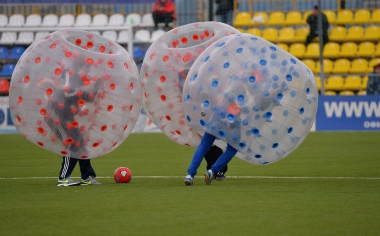 【バブルサッカーおもしろ画像】おもしろそうなスポーツ「バブルサッカー」（笑）