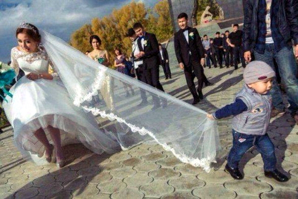 【花嫁おもしろ画像】ウェディングドレスのヴェールを引っ張る子ども（笑）