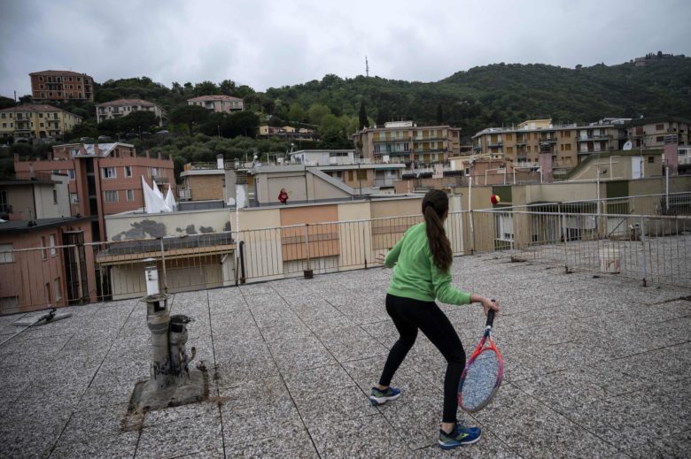 【テニスおもしろ画像】屋上と屋上でテニスの練習をする人たち（笑）