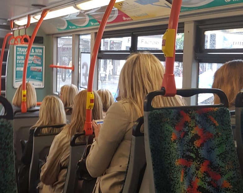 【量産型女子おもしろ画像】バスで見かけた全く同じ髪色髪型の女子たち（笑）