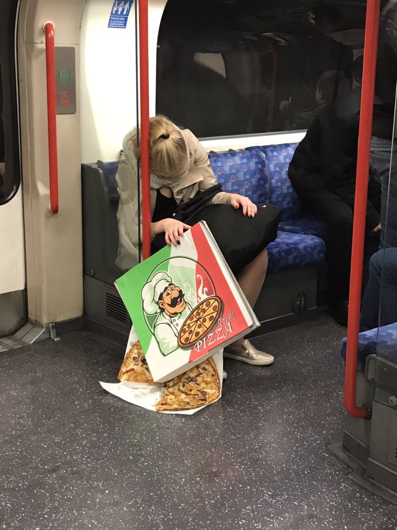 【海外電車おもしろ画像】ピザを持ち帰るときに電車で爆睡してしまった女性（笑）
